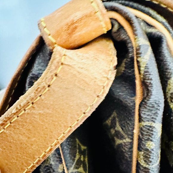 AUTHENTIC LOUIS VUITTON MONOGRAM SAUMUR 35 MADE IN FRANCE AR1924 - Picture 12 of 16